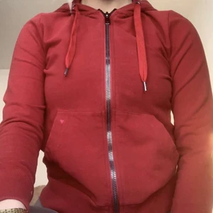 Röd hooodie - Röd hoodie i storlek S i bra skick