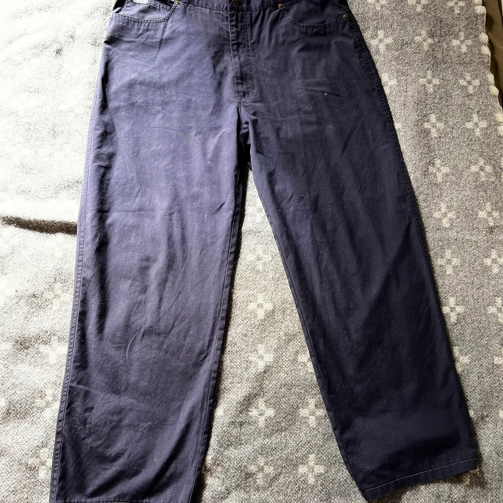 Cleana wide leg byxor som sitter perfekt, ganska tunntmaterial så luftas skönt till sommaren.. Jeans & Byxor.