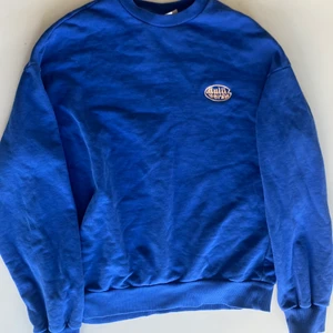 Mörkblå sweatshirt - Mörkblå sweatshirt ”multiverse” från Junkyard i herr-storlek. I bra skick och passar till mycket! Vill du ha bild på eller undrar något är det bara att fråga💞