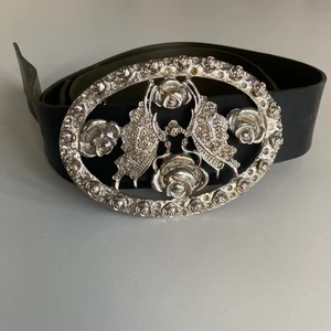 Coolt bälte - Coolt bälte köpt second hand men inga tydliga defekter alls. Säljer på grund av att de inte har kommit till användning tyvärr. Kan användas båda svart och mörkgrönt som man ser på sista bilden också💕 