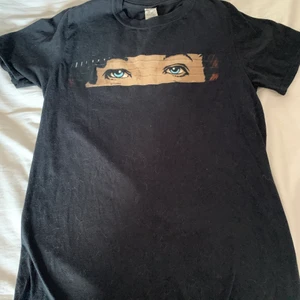 Louis Tomlinson t-shirt - T-shirt från Louis Tomlinsons merch. Använt ett par gånger. Köparen står för frakten. 