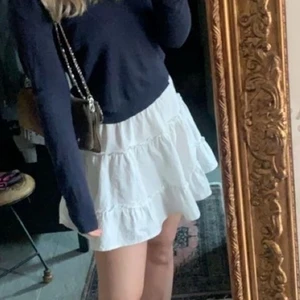 Vit fin kjol! - En jättefin, skön kjol som passar perfekt nu till vår! Den har resårband så den passar allt mellan xs-m! Skriv för fler bilder eller om ni har några frågor ❤️