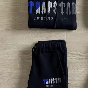 Trapstar dress - Säljer min trapstar dress som blivit liten, fick den i jul klapp. 10/10 skick har använd Max 2 gånger. Kan även tradea med Nike texh. Köpte för 2600 säljer för 1500!