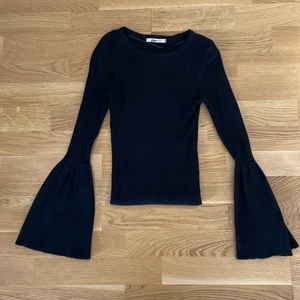 Tröja med utsvängda armar Gina tricot - Så fin stickad tröja från Gina med utsvängda armar. Storlek Xs och jätte fint skick. Ganska tight passform!