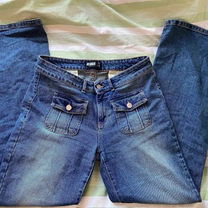 Lågmidjade jeans - Säljer dessa skit snygga lågmidjade bootcut jeansen från Minga London då de tyvär är lite förstora för mig. De är i storlek 40 så jag skulle säga att de passar M eller en liten L. De är i jätte fin kvalitet och sparsamt använda! Jag köpte dem för ca 700kr. Om du har några frågor eller vill se fler bilder så tveka inte på att höra av dig!💗
