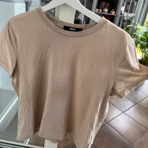Bikbok t-shirt  - Säljer en t-shirt från Bikbok i storlek L som passar mellan Xs-L. Använd ett fåtal gånger och är i nyskick, inga defekter. Kom privat vid frågor och funderingar, kan samfrakta vid köp av flera varor! Spårbar frakt, säljer även en i XL