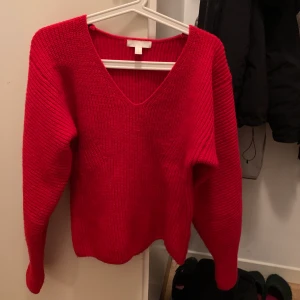 Skickadtröja - Röd v ringad stickadtröja i fint skick, använd endast 1gång, säljer då den inte används