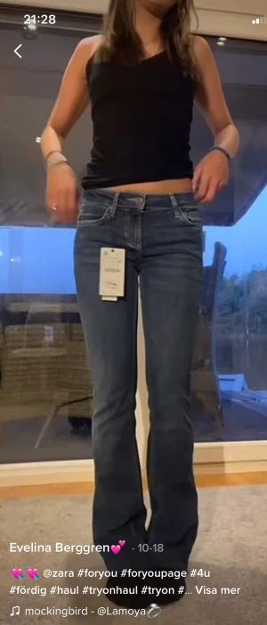 Low waist jeans - Intressekoll på dessa skitnsygga lågmidjade bootcut jeans från zara⚡️💓 de är i bra skick, skriv vid intresse💖