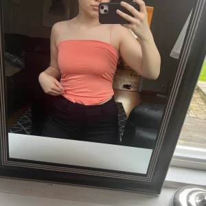 Orange linne  - Detta linne har prislappen kvar och kommer från New Yorker i storlek S, priset för denna är 40kr! 