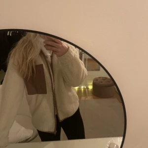 Teddy jacka - Säljer denna jättefina jacka i teddymaterial. Storlek S💞💞 Köparen står för frakten