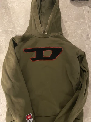 Diesel  - Diesel tröja i nyskick. Storlek 170. Nypris: 1200 kr mitt pris 400 kr. Kan fraktas eller hämtas i Sollentuna. 