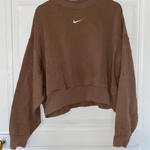 Nike - Croppad oversized sweatshirt ifrån Nike. Använd ca 2 gånger så i jätte fint skick!  Finns i Djurås, kan tas till Sundborn/Falun.