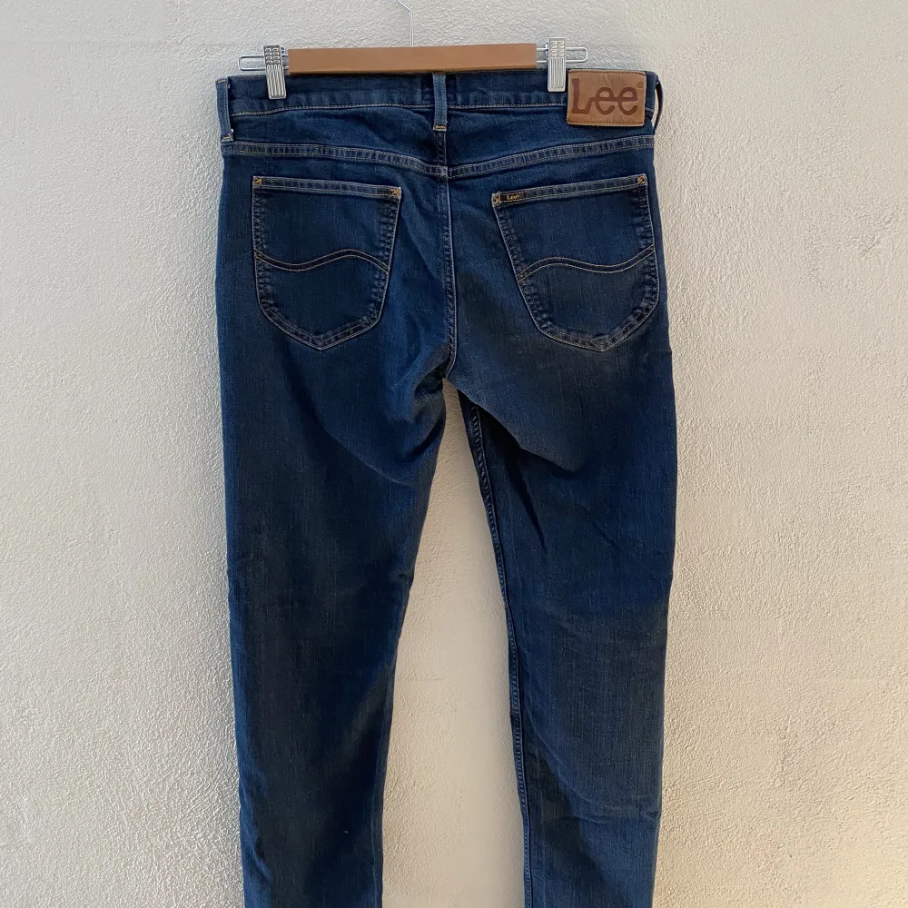 Blåa Lee jeans i kanonskick! Jeansen är väldigt små i storlek så passar snarare W29-30. Har du frågor eller en prisidé så hojta gärna till. . Jeans & Byxor.