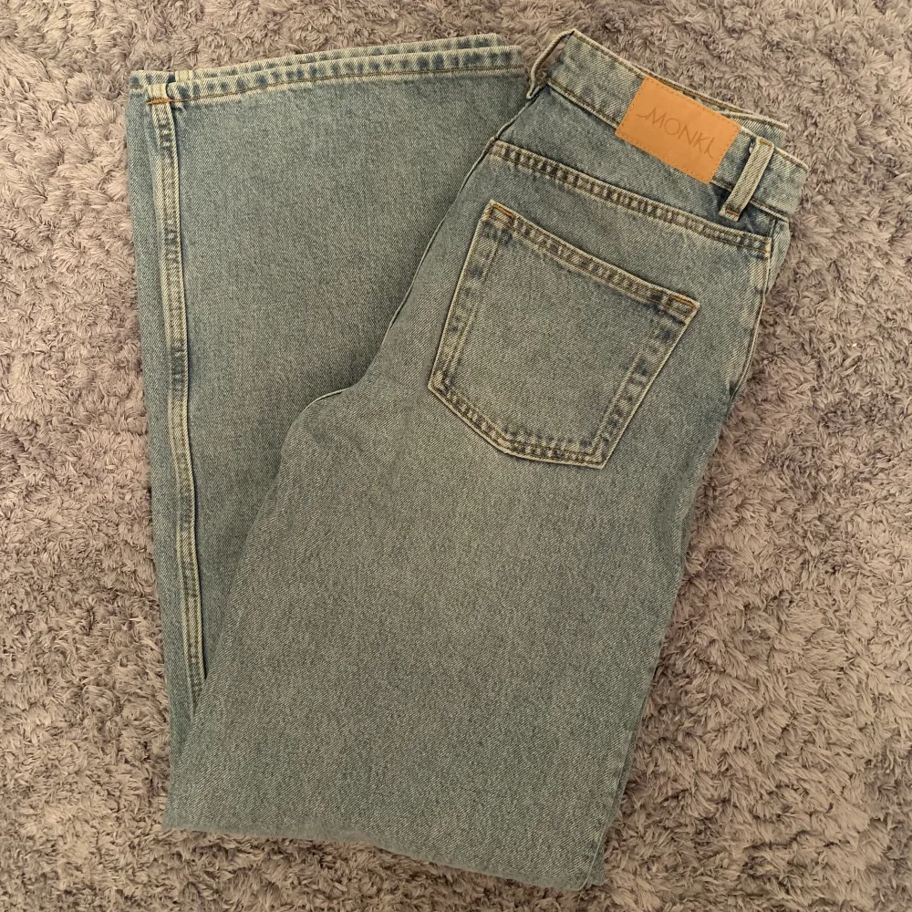 Säljer dessa jeans från Monki, då dom inte används längre. Använda fåtal gånger. Vid intresse tveka inte att kontakta!🥰. Jeans & Byxor.