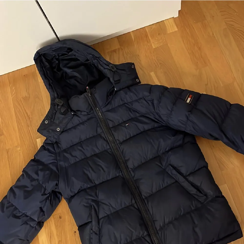 Jättefin tommy hilfiger jacka i nyskick och som nästan aldrig använts! Storlek M, 500 kr + frakt.. Jackor.