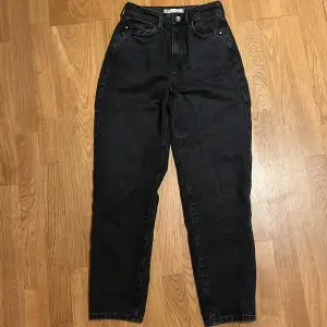 Säljer dessa grå/svarta jeans från Zara🤎 nästan helt oanvända så väldigt bra skick!! Dom är högmidjade och väldigt petit (jag är ca 150cm) Hör av dig dm om du är intresserad 🫶🏻🫶🏻 Skriv privat för fler bilder!!
