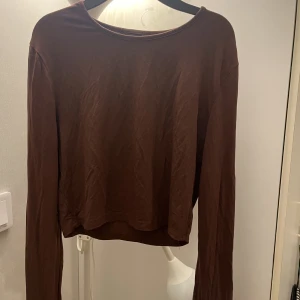 Brun tröja - Brun tröja. Har aldrig använt, finns en sammanhängande kjol. Säljer tröjan för 50kr och hela settet för 90kr