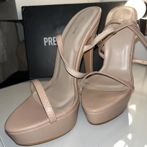 Klackar  - Beiga högaklacskor med hög platå, suppper snygga men aldrig använda. Köpte online från prettylittelthings kartongen är fortfarande kvar. Det är str 3 uk storlek så ungefär en 35/36a 