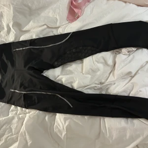 Maya delorez ridbyxor  - Maya Delorez performance ridbyxor. Använda i mycket gott skick. Är endast lite noppriga på låret men det är inget som syns. Köparen står för frakt.