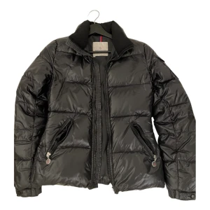 Moncler jacka / coat - Hej! Säljer min moncler jacka som jag köpt på Vestiaire Collective därav äkta🫶🏼 gammal modell