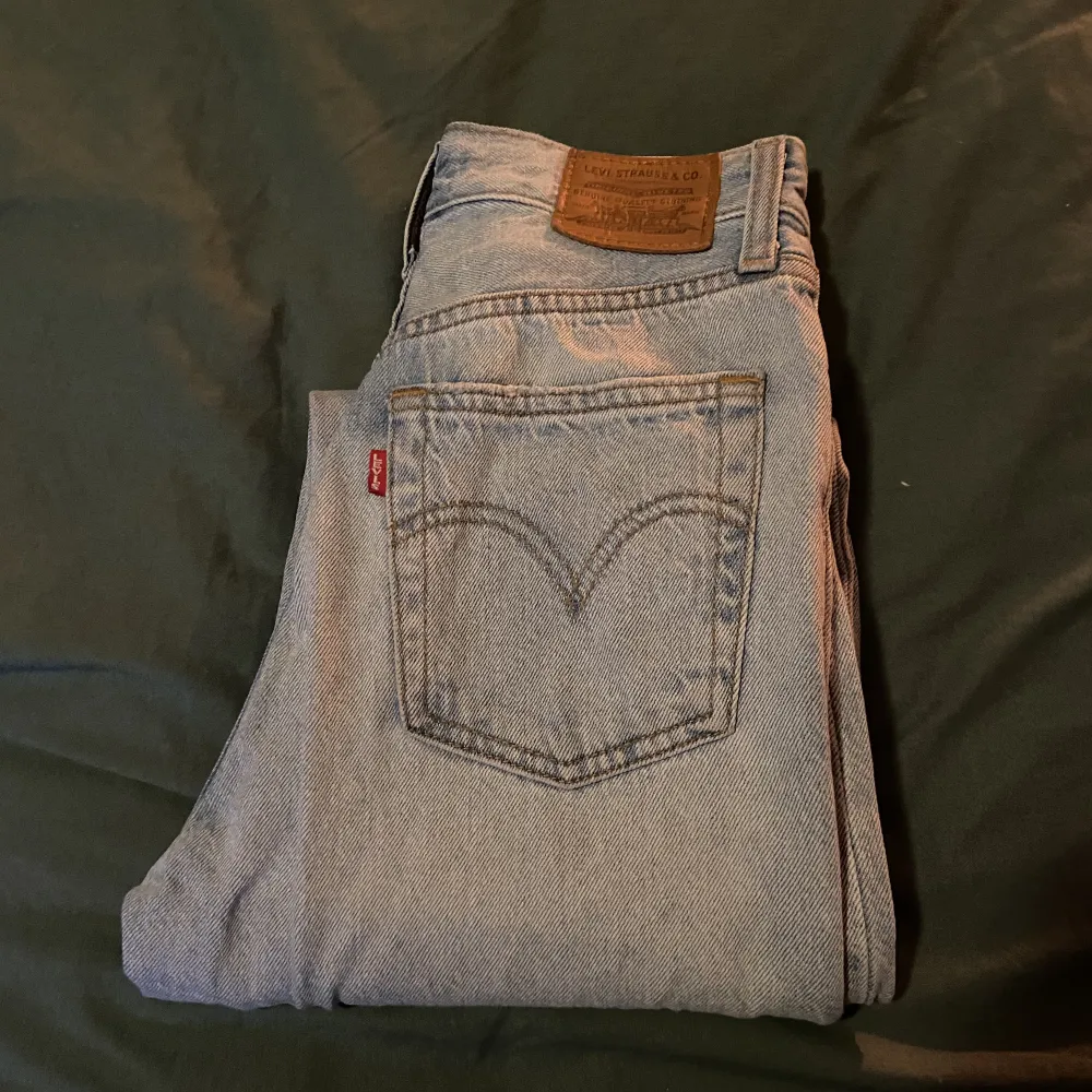 hej jag säljer ett par ljusblå levis jeans i storlek w25, l27. passar perfekt om man är runt 160cm i längd . Jeans & Byxor.