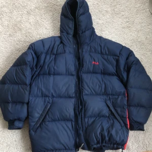 Dunjacka Fila XL - Riktigt varm och mysig dunjacka från Fila Size XL  Mörkblå/röd