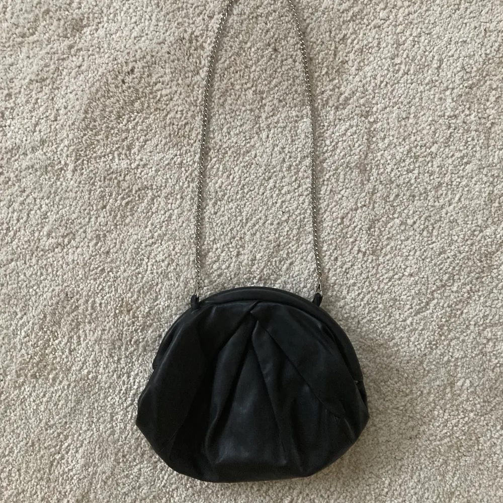 Bkack nice leather bag . Accessoarer.