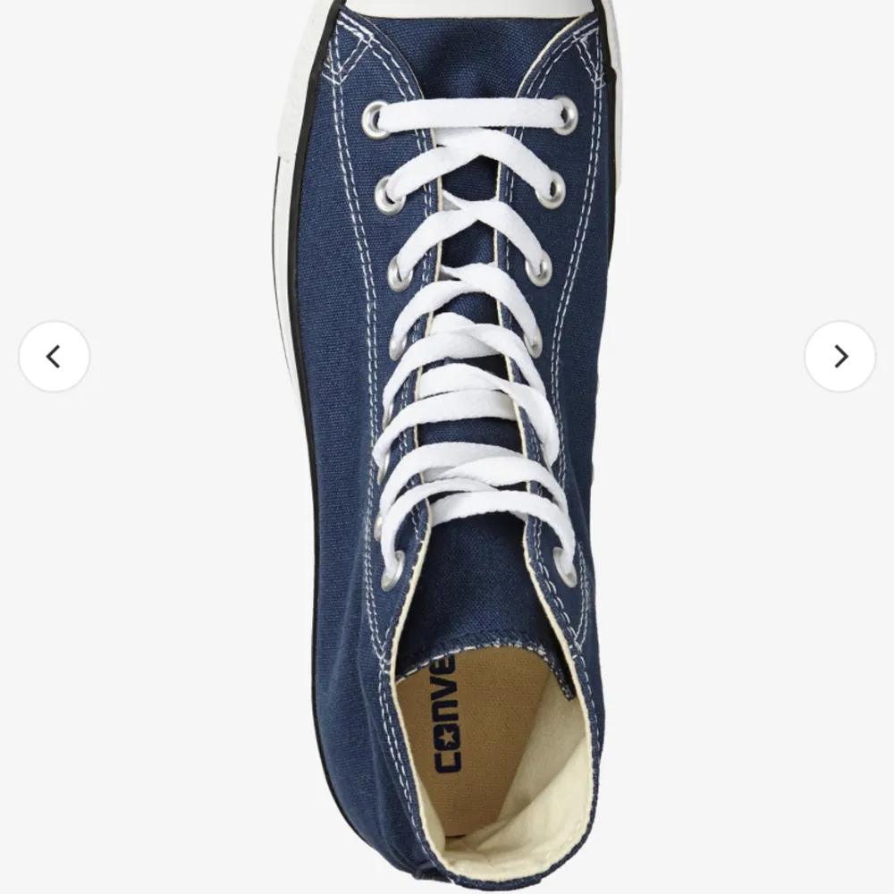 Säljer mina fina marinblå Converse! Skorna är använda men fortfarande i gott skick. Skriv privat för egna bilder🥰. Skor.