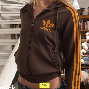 Adidas kofta - Snygg adidas kofta köpt på Plick. Har lånat bilderna av förra ägaren! Skriv om ni vill ha fler bilder. Bra skick. Endast testad av mig🤎