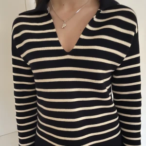 Blåvit randig Arket tröja storlek xs - Blåvit randig Arket tröja i storlek xs. Använd få gånger därav nyskick. Köpt för 900 kr och säljer för 400 kr. Köparen står för frakten. Kan möta upp k Sundsvall 💗