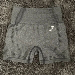 Gymshark träningshorts  - Supersköna träningshorts, tyvärr va dom dock för små för mig.Tryck inte på KÖP DIREKT, utan skriv privat om du är intresserad av att köpa! 💛 