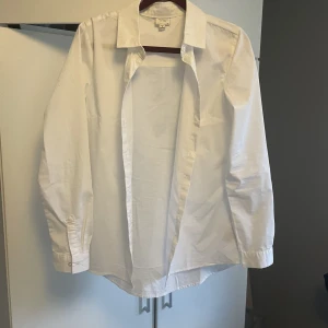 Vit sjkorta  - Vit skjorta köpt från Jacoueline de yong. Använd 1 gång. 🤍🤍🤍