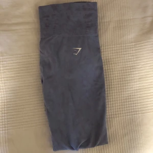 Träningstights från Gymshark - Säljer dessa snygga Träningstights från Gymshark då jag inte använder dem så mycket längre. Väldigt bra passform och skönt material. Lite osäker på storlek men eftersom de är stretchiga passar de nog xs-m