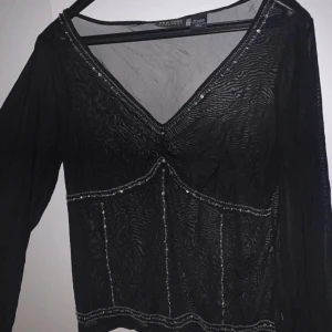 Svart mesh top - Fin svart mesh top med paljetter