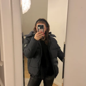 marinblå calvin klein jeans jacka  - säljes denna marinblåa jackan från calvin klein jeans❤️sitter bra på mig som har storlek S, aldrig använd med lappen kvar, köpt för 1800 säljs för 1200❤️❤️