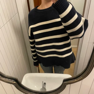 Storlek M  - Säljer denna oversize stickade tröja från Zara! Bra skick och använd fåtal gånger 🫶💓💓 tryck inte på köp direkt!! ⚠️😊