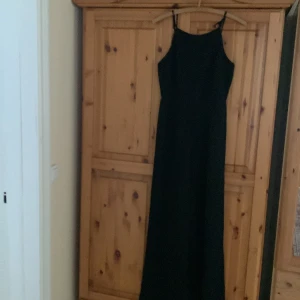 Jumpsuit  - Väldigt snygg , sitter fint på kroppen. Kräptyg. Passar till fest och till vardags om du har en tröja ovanför.