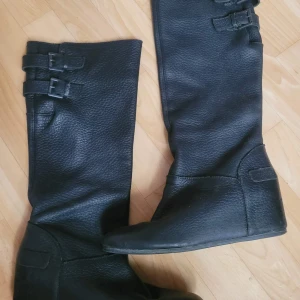 Äkta läder stövlar kilklack - Supersnygga stövlar säljes pga lite för små. Jag har strl 40 och kan bära dem med mkt tunna strumpor.  Ger rockmorsa y2k fassion!!
