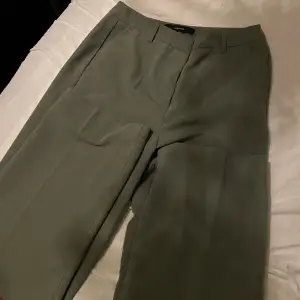 Gröna kostymbyxor från Vero Moda endast testade. Byxorna har pressveck på benen och sitter som en smäck. 