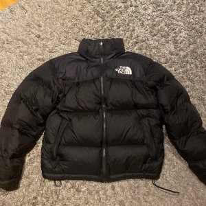 The North Face Retro Nuptse - Väldigt bra skick, använd ett fåtal gånger. Nypris: 3700