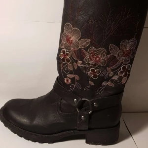 Alley - Jättefin, skön. Använd en gång. Storlek=37 Original pris=600 kr. Säljer för=300 kr