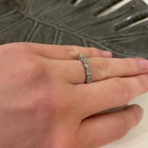 Ring  i äkta silver - Ring  i äkta silver Stämplad 925 Storlek: 18 mm Pris: 90 kr 📬Kan skickas mot fraktkostnad(13 kr) 📍Kan mötes upp i Mölnlycke 🚭Djurfritt och rökfritt hem
