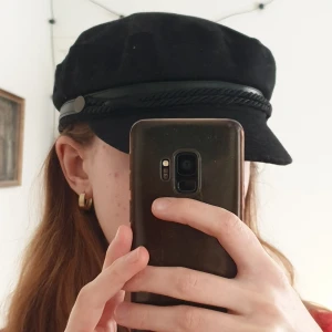 Skepparmössa/keps - Jättegullig svart skepparmössa/keps. Aldrig använd, endast provat för bilden. Säljer pga inte min stil.