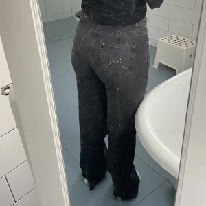 Mörkgrå/Svarta lågmidjade jeans - Lågmidjade jeans, mörkgrå/svarta med fina detaljer på fickorna 