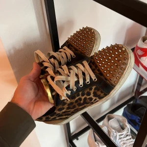Christian Louboutin  - Säljer nu mina Loubs, använda vid ett par olika tillfällen, inte slitna mer smutsiga nu som lätt går att åtgärda. Storlek 42 men passar nog snarare 42,5-43, jag har 42 dom är lite stora för mig (därav jag säljer).. Hittar inte kvittot men BOX FINNS!