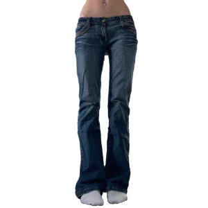 Jeans med söta detaljer - Snygga jeans med detaljer på fickorna. Strlk 33, 43cm i midjan (mätt rakt över) och 82cm i innerbenslängd.