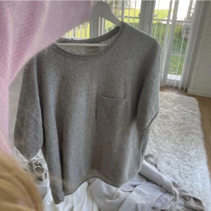 Cashmere - Super fin massimo dutti cashmere t-shirt som är ovsersised💕 den är en S men passar xs-m💕