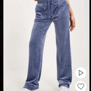 Juicy couture byxor - Säljer mina juicy couture byxor i färgen grå/blå i strl M. Säljer dom för att de har blivit förstora på mig. Använda ett få tal gånger💕 Nypris: 1099  Mitt pris: 850