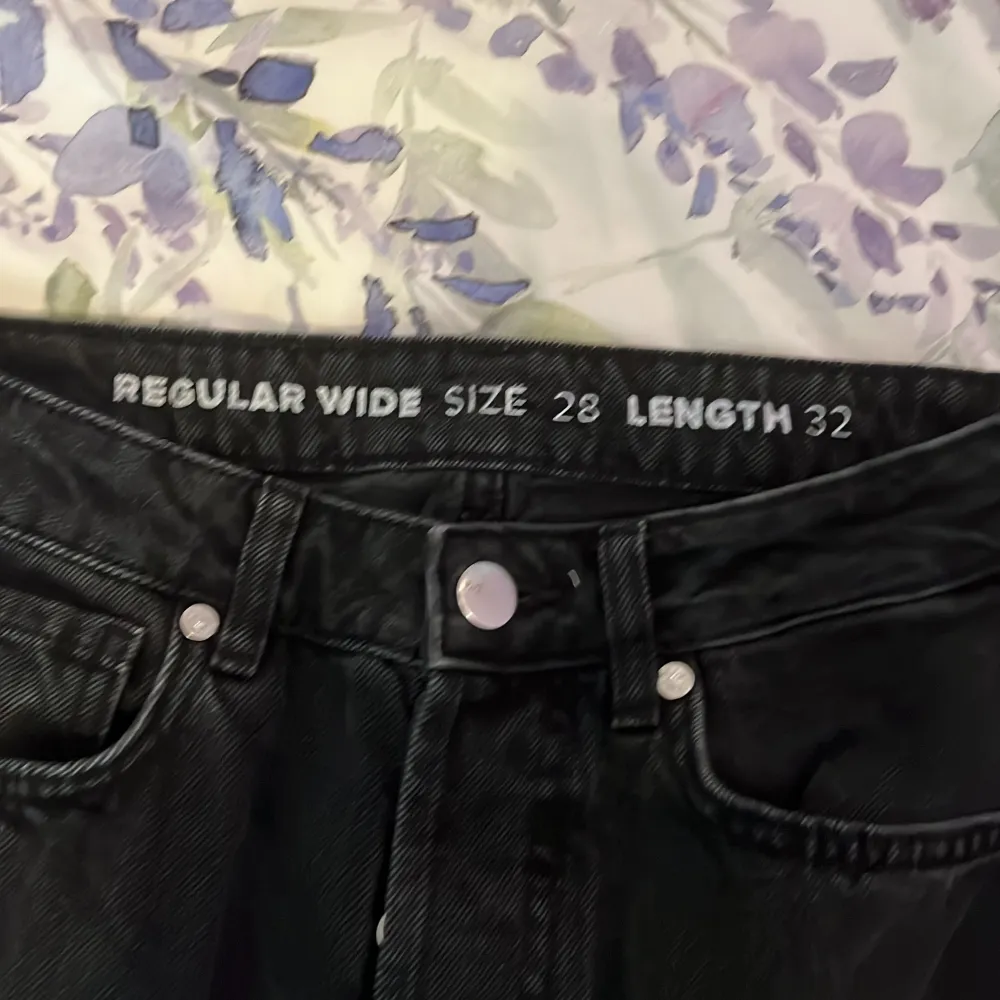 Ett par svarta jeans i modellen Regular Wide, Waist 28. Längden är 32 men de är uppsydda så de passar mig som är 162 cm. De har knappgylf. Märket är never denim och de köptes på Volvon för ett år sen ungefär. Mycket fint skick utan slitningar.  . Jeans & Byxor.