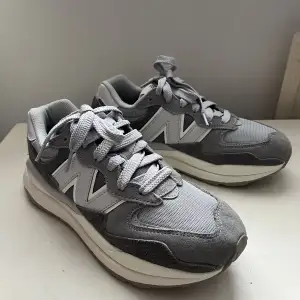 Helt oanvända New Balance sneakers i populära M5740-modellen i grå färg, storlek 40.